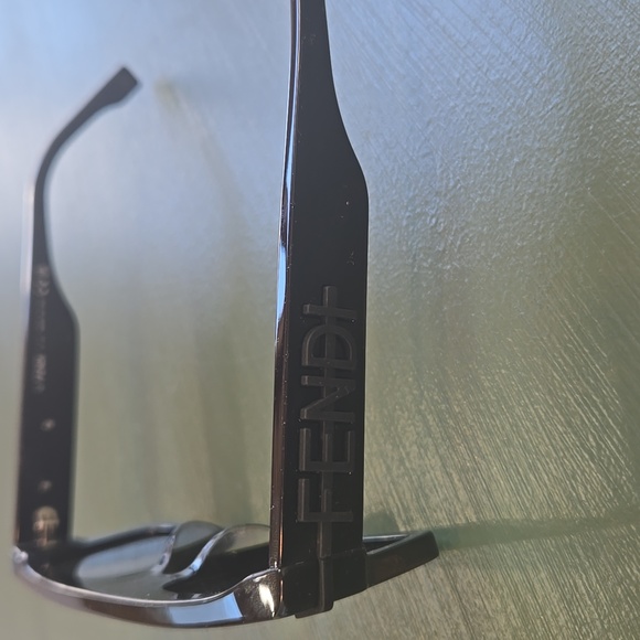 Fendi authentic sunglasses - Picture 4 of 10